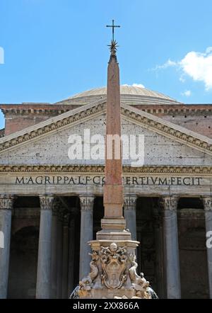 Rom, Italien - 30. Juni 2014: Ägyptisches Obelisk historisches Wahrzeichen vor dem Pantheon-Tempel an der Piazza della Rotonda in der Hauptstadt S. Stockfoto