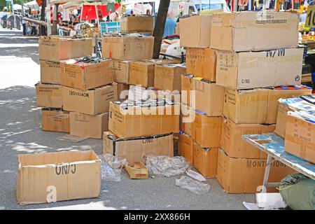 Rom, Italien - 29. Juni 2014: Großer Stapel von Kartonschachteln auf dem Flohmarkt in der Porta Portese Street im Capital City Summer. Stockfoto