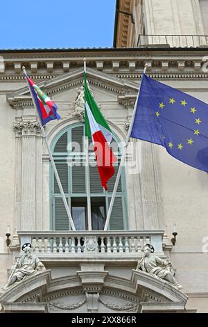 Rom, Italien - 30. Juni 2014: Flaggen der Stadt Italien und der EU gemeinsam im Quirinalpalast Amtssitz des Präsidenten der Italienischen Republik. Stockfoto