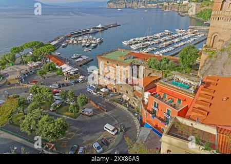 Sorrento, Italien - 24. Juni 2014: Blick aus der Vogelperspektive auf den Hafen und den Yachthafen für kleine Boote Sommertag Campania Travel. Stockfoto