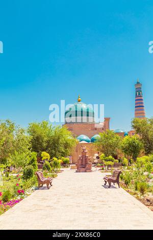 Blick auf den architektonischen Komplex Pakhlavan Mahmud und das Islam Khoja Minarett. Chiwa, Usbekistan - 17. Juli 2024. Stockfoto