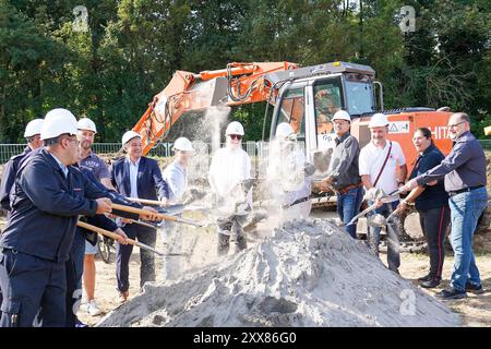 Bürgermeister Marcus Merkel SPD, 3vl beim Spatenstich des langerwarteten neuen Rettungszentrums mit Platz für Feuerwehr, DRK und Katastrophenschutz. Rund 10 Millionen Euro nimmt die Gemeinde dafür in die Hand und rechnet mit zwei Jahren Bauzeit - Büttelborn 23.08.2024: Spatenstich Neubau Rettungszentrum *** Bürgermeister Marcus Merkel SPD, 3vl beim Spatenstich für das lang erwartete neue Rettungszentrum mit Platz für Feuerwehr, DRK und Katastrophenschutz investiert die Gemeinde rund 10 Millionen Euro und rechnet mit zwei Jahren Bauzeit Büttelborn 23 08 2024 Ground Brea Stockfoto