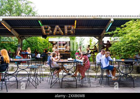 Menschen essen auf dem Open-Air-Markt Nocny Market (Nachtmarkt) auf den ehemaligen Bahnsteigen des Hauptbahnhofs in Warschau, Polen Stockfoto