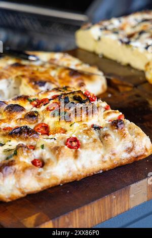 Focaccia mit Tomaten und Basilikum auf dem Lebensmittelmarkt Nocny Market (Nachtmarkt) auf den ehemaligen Bahnsteigen des Hauptbahnhofs in Warschau, Polen Stockfoto