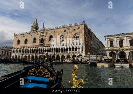 Blick auf den Dogenpalast von einer Gondel Venedig Stockfoto