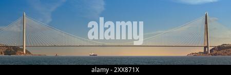 Die Yavuz Sultan Selim Brücke verbindet die europäische und asiatische Seite von Istanbul, Türkei, und zeigt ihre beeindruckende moderne Architektur an einem klaren Nachmittag an einem hellen Himmel Stockfoto