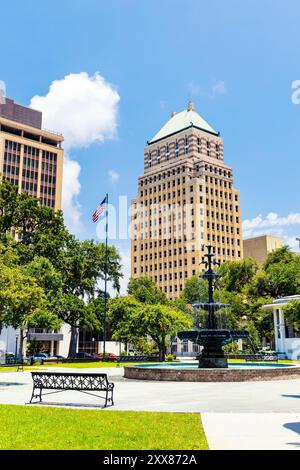 Bienville Square und das 1929 Merchants Plaza Apartmentgebäude, ehemaliges Bankbüro, Mobile, Alabama, USA Stockfoto