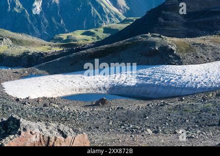 Berglandschaft, felsiges Bett aus schmelzendem Gletscher mit Schmelzwasserseen Stockfoto