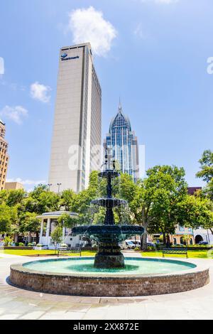 Gusseisenbrunnen aus dem späten 19. Jahrhundert am Bienville Square, Mobile, Alabama, USA Stockfoto