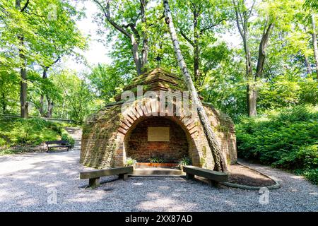 Eine gemauerte Kapelle, die Teil eines riesigen Tempels der Göttlichen Vorsehung, des Botanischen Gartens der Universität Warschau, des Königlichen Łazienki-Parks in Warschau, Polen sein sollte Stockfoto