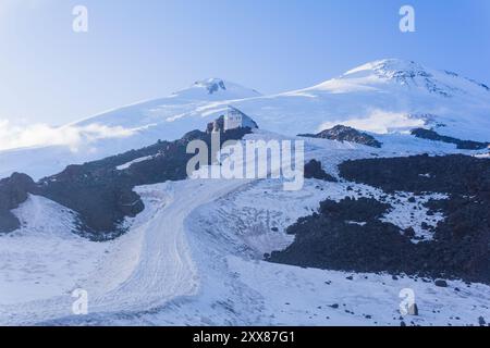 Elbrus, Russland - 01. August 2024: Berghütte Shelter of Eleven und beide Gipfel des Mount Elbrus Stockfoto