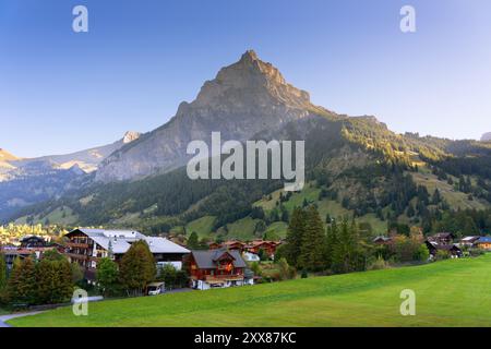 Kandersteg, Schweiz mit der Kulisse der Schweizer Alpen am Nachmittag. Stockfoto