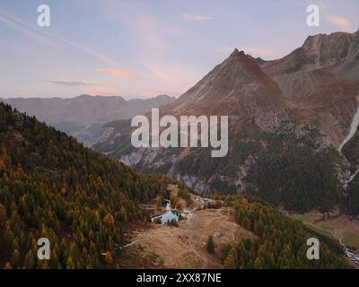 LAC Bleu in Arolla, Schweiz, am Fuße des Val d'Hérens im Herbst von oben in der Abenddämmerung. Stockfoto