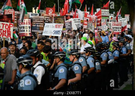 Chicago, Usa. August 2024. Demonstranten marschieren während der Democratic National Convention 2024 in Chicago, Illinois, am Donnerstag, den 22. August 2024. Foto: Paul Beaty/UPI Credit: UPI/Alamy Live News Stockfoto