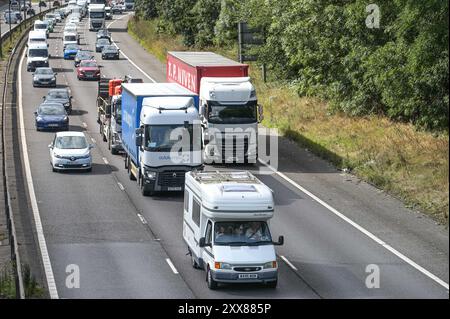 M5 Motorway, Sandwell West Midlands, 23. August 2024 - August Bank Holiday Fluchtweg der Verkehr hat sich bis zur Abfahrt 1 der M5 in der Nähe von Birmingham durch blockierte Fahrzeuge an der Abfahrt 8 der Autobahn M6, die nach Norden und Süden führt, während Tausende auf die Straßen für den letzten Feiertag vor Weihnachten fuhren. Quelle: Stop Press Media/Alamy Live News Stockfoto