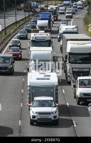 M5 Motorway, Sandwell West Midlands, 23. August 2024 - August Bank Holiday Fluchtweg der Verkehr hat sich bis zur Abfahrt 1 der M5 in der Nähe von Birmingham durch blockierte Fahrzeuge an der Abfahrt 8 der Autobahn M6, die nach Norden und Süden führt, während Tausende auf die Straßen für den letzten Feiertag vor Weihnachten fuhren. Quelle: Stop Press Media/Alamy Live News Stockfoto