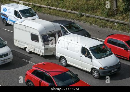 M5 Motorway, Sandwell West Midlands, 23. August 2024 - August Bank Holiday Fluchtweg der Verkehr hat sich bis zur Abfahrt 1 der M5 in der Nähe von Birmingham durch blockierte Fahrzeuge an der Abfahrt 8 der Autobahn M6, die nach Norden und Süden führt, während Tausende auf die Straßen für den letzten Feiertag vor Weihnachten fuhren. Quelle: Stop Press Media/Alamy Live News Stockfoto