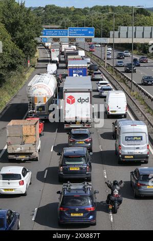 M5 Motorway, Sandwell West Midlands, 23. August 2024 - August Bank Holiday Fluchtweg der Verkehr hat sich bis zur Abfahrt 1 der M5 in der Nähe von Birmingham durch blockierte Fahrzeuge an der Abfahrt 8 der Autobahn M6, die nach Norden und Süden führt, während Tausende auf die Straßen für den letzten Feiertag vor Weihnachten fuhren. Quelle: Stop Press Media/Alamy Live News Stockfoto