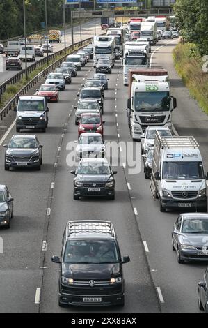 M5 Motorway, Sandwell West Midlands, 23. August 2024 - August Bank Holiday Fluchtweg der Verkehr hat sich bis zur Abfahrt 1 der M5 in der Nähe von Birmingham durch blockierte Fahrzeuge an der Abfahrt 8 der Autobahn M6, die nach Norden und Süden führt, während Tausende auf die Straßen für den letzten Feiertag vor Weihnachten fuhren. Quelle: Stop Press Media/Alamy Live News Stockfoto