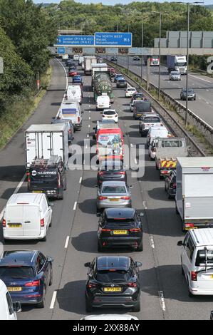 M5 Motorway, Sandwell West Midlands, 23. August 2024 - August Bank Holiday Fluchtweg der Verkehr hat sich bis zur Abfahrt 1 der M5 in der Nähe von Birmingham durch blockierte Fahrzeuge an der Abfahrt 8 der Autobahn M6, die nach Norden und Süden führt, während Tausende auf die Straßen für den letzten Feiertag vor Weihnachten fuhren. Quelle: Stop Press Media/Alamy Live News Stockfoto