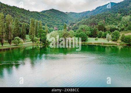 Aus der Vogelperspektive auf den Bergsee von Belcaire in den französischen Pyrenäen. Drohnenaufnahme der Berglandschaft mit grünen üppigen Wäldern und Wäldern in der Region Ariege in Stockfoto