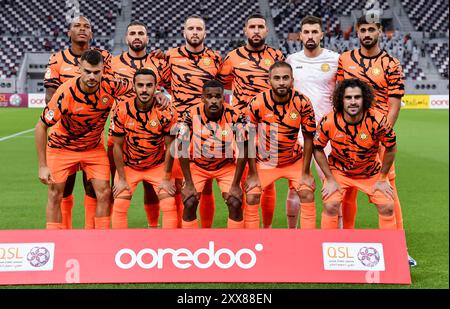 AL-DUHAIL SC - UMM SALAL SC-OOREDOO STARS LEAGUE QATAR Umm Salal SC Spieler posieren für ein Teamfoto vor dem Spiel der Ooredoo Qatar Stars League 24/25 zwischen Al-Duhail SC und Umm Salal SC im Khalifa International Stadium in Doha, Katar, am 22. August 2024. DOHA Katar Copyright: XNOUSHADx Stockfoto