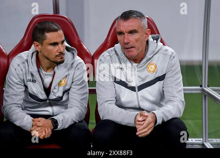 AL-DUHAIL SC - UMM SALAL SC-OOREDOO STARS LEAGUE QATAR Umm Salal SC Cheftrainer Patrice Carteron R sieht vor dem Spiel der Ooredoo Qatar Stars League 24/25 zwischen Al-Duhail SC und Umm Salal SC im Khalifa International Stadium in Doha, Katar, am 22. August 2024 an. DOHA Katar Copyright: XNOUSHADx Stockfoto