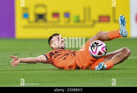 AL-DUHAIL SC - UMM SALAL SC-OOREDOO STARS LEAGUE QATAR Antonio Mance von Umm Salal SC in Aktion während des Spiels der Ooredoo Qatar Stars League 24/25 zwischen Al-Duhail SC und Umm Salal SC im Khalifa International Stadium in Doha, Katar, am 22. August 2024. DOHA Katar Copyright: XNOUSHADx Stockfoto