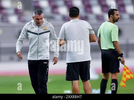 AL-DUHAIL SC - UMM SALAL SC-OOREDOO STARS LEAGUE QATAR Umm Salal SC Coach Patrice Carteron reagiert während des Spiels der Ooredoo Qatar Stars League 24/25 zwischen Al-Duhail SC und Umm Salal SC im Khalifa International Stadium in Doha, Katar, am 22. August 2024. DOHA Katar Copyright: XNOUSHADx Stockfoto