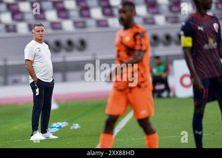 AL-DUHAIL SC - UMM SALAL SC-OOREDOO STARS LEAGUE QATAR Al-Duhail SC Cheftrainer Christophe Gerard Galtier reagiert beim Spiel der Ooredoo Qatar Stars League 24/25 zwischen Al-Duhail SC und Umm Salal SC im Khalifa International Stadium in Doha, Katar, am 22. August 2024. DOHA Katar Copyright: XNOUSHADx Stockfoto