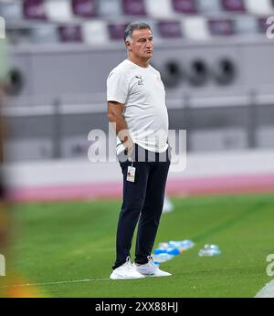 AL-DUHAIL SC - UMM SALAL SC-OOREDOO STARS LEAGUE QATAR Al-Duhail SC Cheftrainer Christophe Gerard Galtier reagiert beim Spiel der Ooredoo Qatar Stars League 24/25 zwischen Al-Duhail SC und Umm Salal SC im Khalifa International Stadium in Doha, Katar, am 22. August 2024. DOHA Katar Copyright: XNOUSHADx Stockfoto