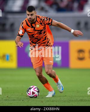 AL-DUHAIL SC - UMM SALAL SC-OOREDOO STARS LEAGUE QATAR Antonio Mance von Umm Salal SC in Aktion während des Spiels der Ooredoo Qatar Stars League 24/25 zwischen Al-Duhail SC und Umm Salal SC im Khalifa International Stadium in Doha, Katar, am 22. August 2024. DOHA Katar Copyright: XNOUSHADx Stockfoto