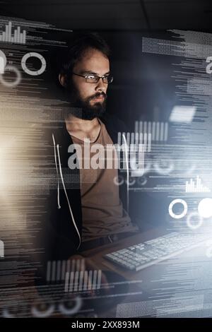 Mensch, Daten und Nacht mit Overlay auf dem Computer für zukünftige Entwicklungen, Analysen oder Statistiken im Büro. Männlicher Mitarbeiter oder Programmierer, der spät an arbeitet Stockfoto