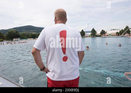 Poolwart und Sportwart am Arbeitsplatz Poolwart und Sportbegleiter Stockfoto