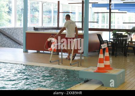 Poolwart und Sportwart am Arbeitsplatz Poolwart und Sportbegleiter Stockfoto