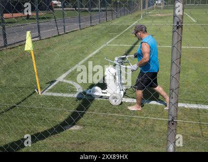 Poolwart und Sportwart am Arbeitsplatz Poolwart und Sportbegleiter Stockfoto