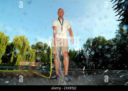 Poolwart und Sportwart am Arbeitsplatz Poolwart und Sportbegleiter Stockfoto