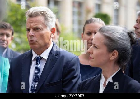 Nouveau Front Populaire (neue Volksfront) NFP-Koalitionskandidat für Premierminister und französische Wirtschaftswissenschaftlerin Lucie Castets, der Nationalsekretär der französischen Kommunistischen Partei Fabien Roussel, verlässt den Elysee-Präsidentenpalast in Paris am 23. August 2024, nachdem er mit dem französischen Präsidenten getroffen hatte, der Parteiführer zu Konsultationen einberuft, um die politische Sackgasse zu überwinden und eine Regierung nach Schnellwahlen zu bilden. Wochen nach den Parlamentswahlen, die eine Nationalversammlung ohne klare Mehrheit hervorbrachten, hat Frankreich immer noch keinen neuen Premierminister. Foto: Raphael Lafargue/A Stockfoto