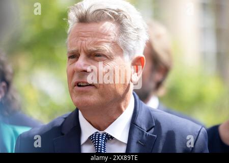 Paris, Frankreich. August 2024. Der französische Nationalsekretär der Kommunistischen Partei Fabien Roussel verlässt den Elysee-Präsidentenpalast in Paris am 23. August 2024, nachdem er den französischen Präsidenten getroffen hatte, der die Parteiführer zu Konsultationen einlädt, um die politische Blockade zu überwinden und nach den Schnellwahlen eine Regierung zu bilden. Wochen nach den Parlamentswahlen, die eine Nationalversammlung ohne klare Mehrheit hervorbrachten, hat Frankreich immer noch keinen neuen Premierminister. Foto: Raphael Lafargue/ABACAPRESS. COM Credit: Abaca Press/Alamy Live News Stockfoto