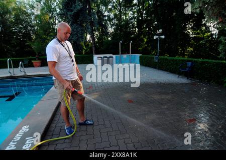Poolwart und Sportwart am Arbeitsplatz Poolwart und Sportbegleiter Stockfoto