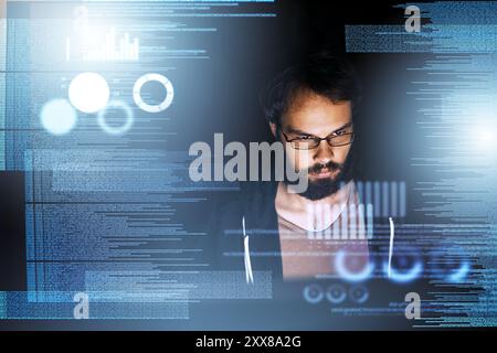 Geschäftsmann, Daten und Nacht mit Overlay in der Programmierung für zukünftige Analysen, Statistiken oder Dashboard im Büro. Junge männliche Person oder Programmierer, die arbeiten Stockfoto