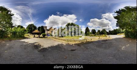 Weitläufige Außenansicht der Church of Saint John the Baptist, Layhams Road, West Wickham, Greater London, England. Panorama, Aussicht, Aussicht Stockfoto