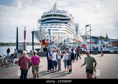 19.08.2024, Ostseebad Warnemünde. Die AIDAmar ist ein Kreuzfahrtschiff der britisch-amerikanischen Carnival Corporation & plc. Sie war als drittes Schiff der modifizierten Sphinx-Klasse auf der Meyer-Werft in Papenburg gebaut und ist seit Auslieferung im Mai 2012 für die speziell auf den deutschen Markt ausgerichtete Konzernmarke AIDA Cruises im Einsatz *** 19 08 2024,Ostseebad Warnemünde die AIDAmar ist ein Kreuzfahrtschiff der British-American Carnival Corporation plc Sie wurde als drittes Schiff der modifizierten Sphinx-Klasse auf der Meyer Werft in Papenburg gebaut und steht seit heute im Dienst Stockfoto