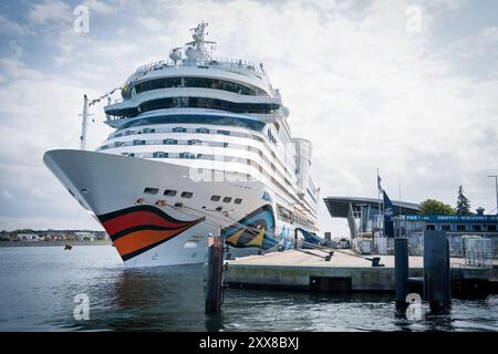 19.08.2024, Ostseebad Warnemünde. Die AIDAmar ist ein Kreuzfahrtschiff der britisch-amerikanischen Carnival Corporation & plc. Sie war als drittes Schiff der modifizierten Sphinx-Klasse auf der Meyer-Werft in Papenburg gebaut und ist seit Auslieferung im Mai 2012 für die speziell auf den deutschen Markt ausgerichtete Konzernmarke AIDA Cruises im Einsatz *** 19 08 2024,Ostseebad Warnemünde die AIDAmar ist ein Kreuzfahrtschiff der British-American Carnival Corporation plc Sie wurde als drittes Schiff der modifizierten Sphinx-Klasse auf der Meyer Werft in Papenburg gebaut und steht seit heute im Dienst Stockfoto