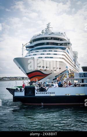 19.08.2024, Ostseebad Warnemünde. Die AIDAmar ist ein Kreuzfahrtschiff der britisch-amerikanischen Carnival Corporation & plc. Sie war als drittes Schiff der modifizierten Sphinx-Klasse auf der Meyer-Werft in Papenburg gebaut und ist seit Auslieferung im Mai 2012 für die speziell auf den deutschen Markt ausgerichtete Konzernmarke AIDA Cruises im Einsatz *** 19 08 2024,Ostseebad Warnemünde die AIDAmar ist ein Kreuzfahrtschiff der British-American Carnival Corporation plc Sie wurde als drittes Schiff der modifizierten Sphinx-Klasse auf der Meyer Werft in Papenburg gebaut und steht seit heute im Dienst Stockfoto