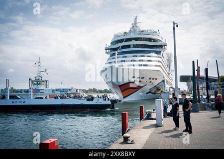 19.08.2024, Ostseebad Warnemünde. Die AIDAmar ist ein Kreuzfahrtschiff der britisch-amerikanischen Carnival Corporation & plc. Sie war als drittes Schiff der modifizierten Sphinx-Klasse auf der Meyer-Werft in Papenburg gebaut und ist seit Auslieferung im Mai 2012 für die speziell auf den deutschen Markt ausgerichtete Konzernmarke AIDA Cruises im Einsatz *** 19 08 2024,Ostseebad Warnemünde die AIDAmar ist ein Kreuzfahrtschiff der British-American Carnival Corporation plc Sie wurde als drittes Schiff der modifizierten Sphinx-Klasse auf der Meyer Werft in Papenburg gebaut und steht seit heute im Dienst Stockfoto