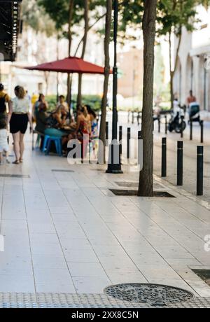 Ein defokussierter Blick auf eine Straße in Palma de Mallorca, der das weiche und verschwommene Ambiente der Gegend mit Anklängen an Architektur und lokales Leben im Hintergrund einfängt Stockfoto
