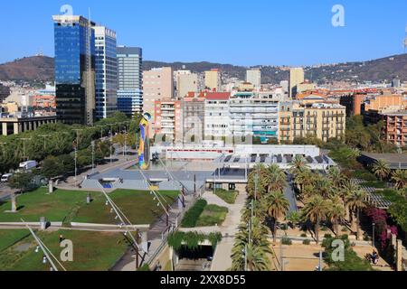 Barcelona Stadtbild mit Parc de Joan Miro. Der grasbewachsene Teil des Parks ist auch als Parc de l'Escorxador bekannt. Stockfoto