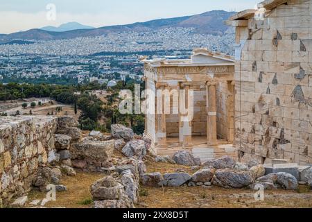 Grèce, Athènes, Ascension de l'acropole, avec vue sur la ville, Théâtre de Dionysos, l'ancien Temple d'Athéna et le Parthénon en travaux Stockfoto