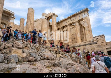 Grèce, Athènes, Ascension de l'acropole, avec vue sur la ville, Théâtre de Dionysos, l'ancien Temple d'Athéna et le Parthénon en travaux Stockfoto